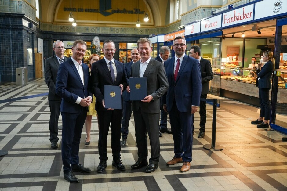 Ministerpräsident von Sachsen, Michael Kretzschmer, Bundesverkehrsminister Volker Wissing, DB-Vorstandsvorsitzender Richard Lutz und der sächsische Wirtschaftsminister Martin Dulig